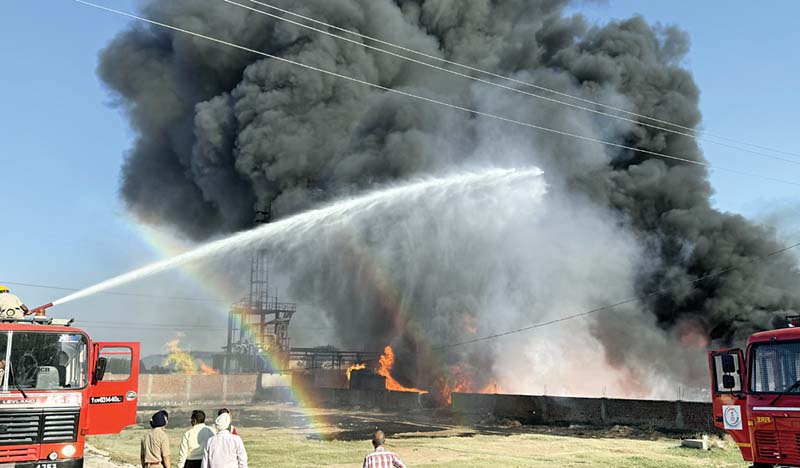 डेराबस्सी की केमिकल फैक्टरी में आग, करोड़ों का नुकसान