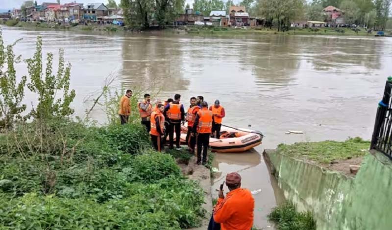 नदी में डूबी नाव, स्कूली बच्चों समेत कई लोग डूबे