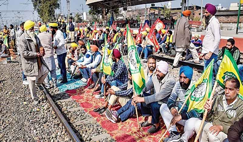 Punjab: पंजाब में 184 ट्रेनें प्रभावित, यात्री परेशान