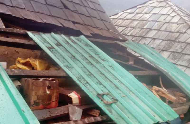 जोरदार धमाका…मकान की छत उड़ी