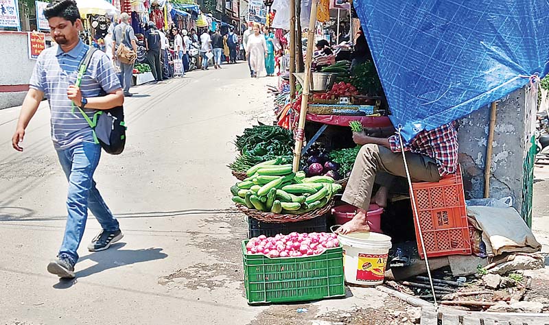 हमीरपुर में दुकानदारों का अतिक्रमण, सामान सडक़ों पर