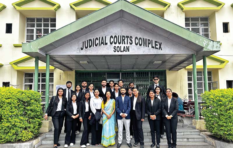 शूलिनी विवि के छात्रों ने देखी लोक अदालत की कार्यवाही