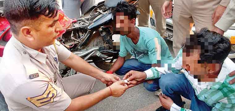 सुंदरनगर में नशे संग चार युवक गिरफ्तार