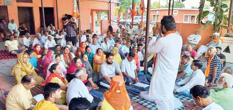 नंगल जरियालां में पूर्व मंत्री विक्रम ठाकुर ने चैतन्य शर्मा के लिए मांगे वोट