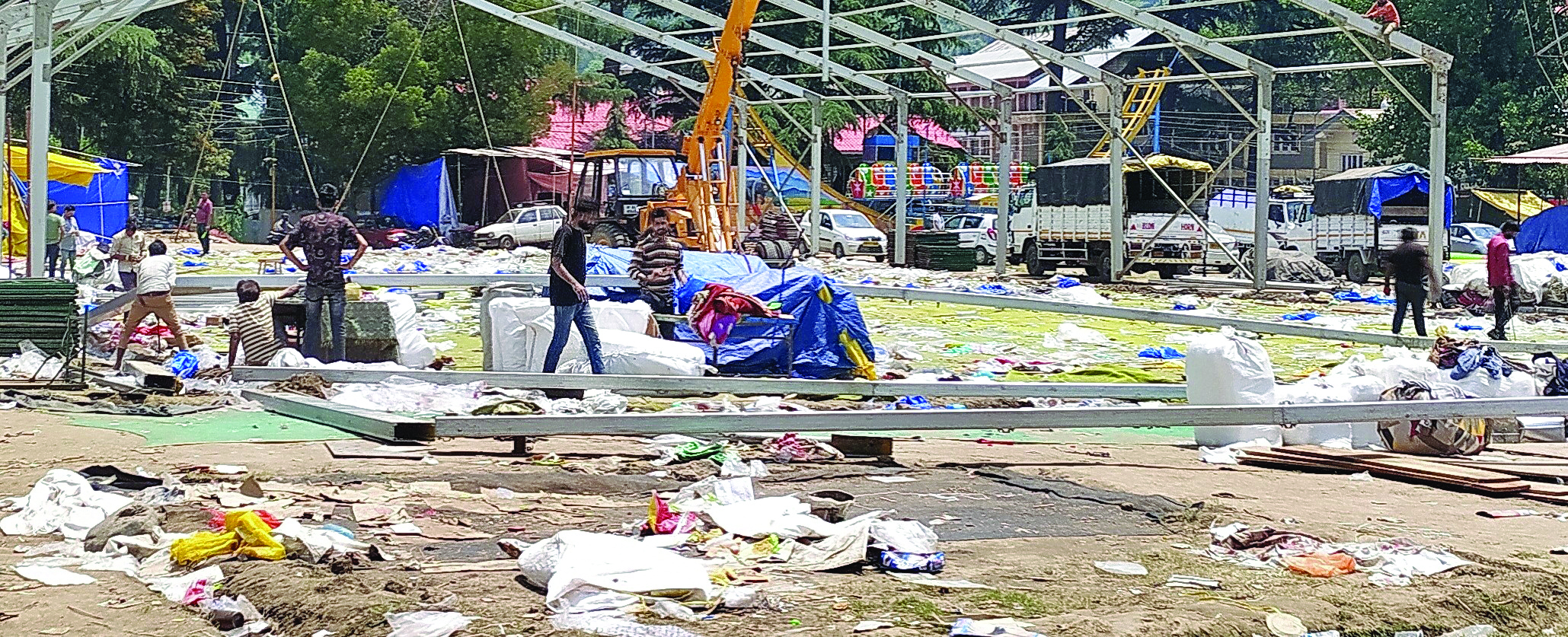 ढालपुर मैदान में प्लास्टिक कचरा फेंक जाते हैं व्यापारी, नहीं होती है कार्रवाई