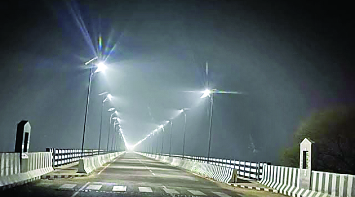अंधेरे में जरा सोच-समझकर जाइए रामपुर पुल पर, कहीं लुट न जाएं