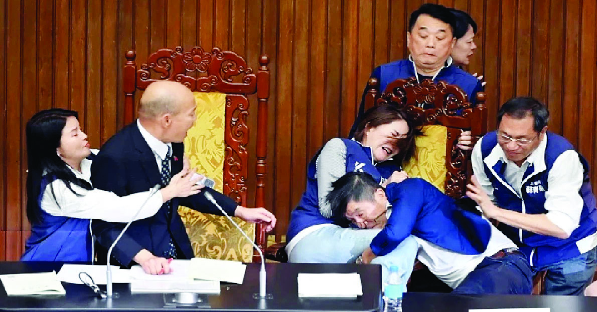 ताइवान की संसद में चले लात-घूंसे, वीडियो वायरल