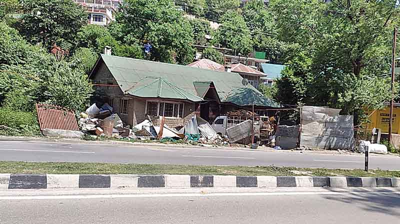 एनएचएआई ने तोड़ा भाजपा नेत्री के घर का गेट