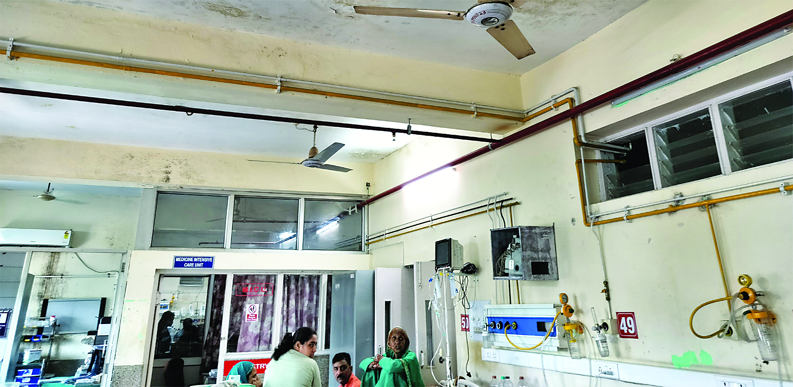 हमीरपुर अस्पताल के मेडिकल वार्ड में सीलिंग फैन खराब, मरीज परेशान
