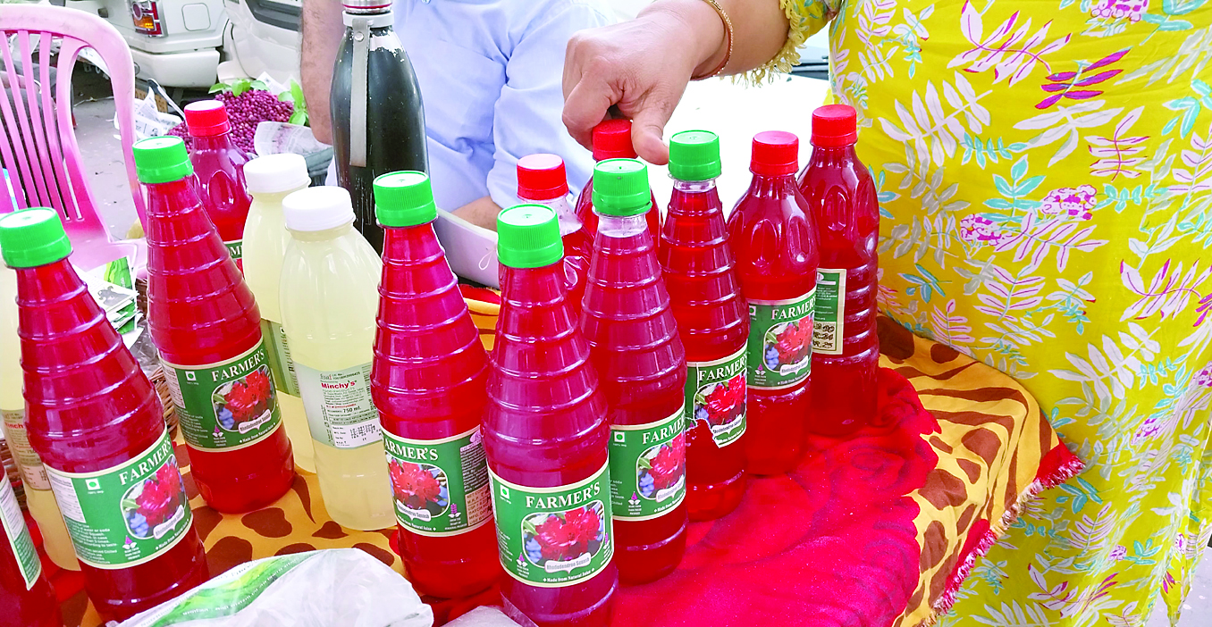 गर्मी में ताजगी घोल रहा बुरांश का रस 160 रुपए प्रति बोतल हो रही बिक्री