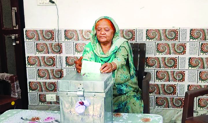 Himachal Election:  पांच हजार 768 मतदाताओं ने घर से की वोटिंग