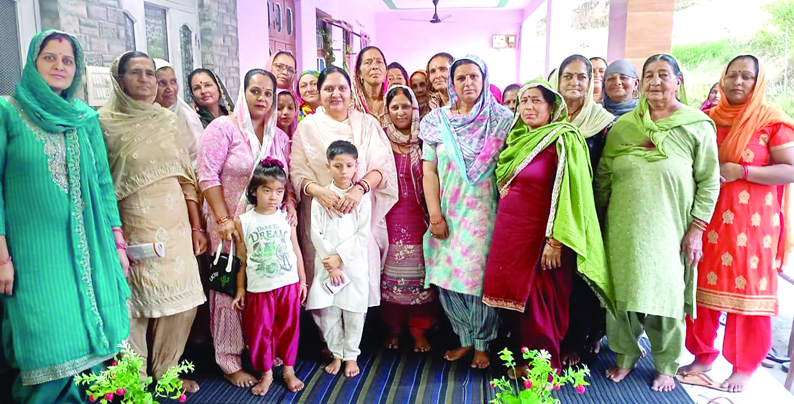 Himachal Election: गीत गाकर महिलाओं ने राजेंद्र राणा के लिए मांगे वोट