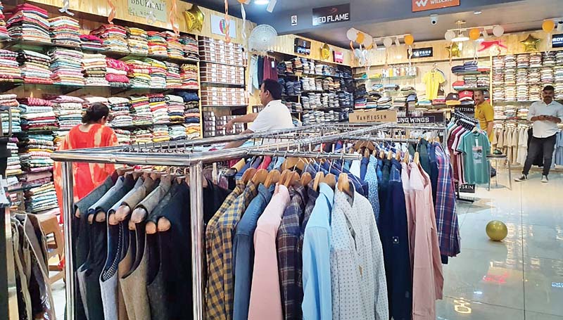 पालमपुर में ग्राहक लें हर ब्रांड के कपड़े