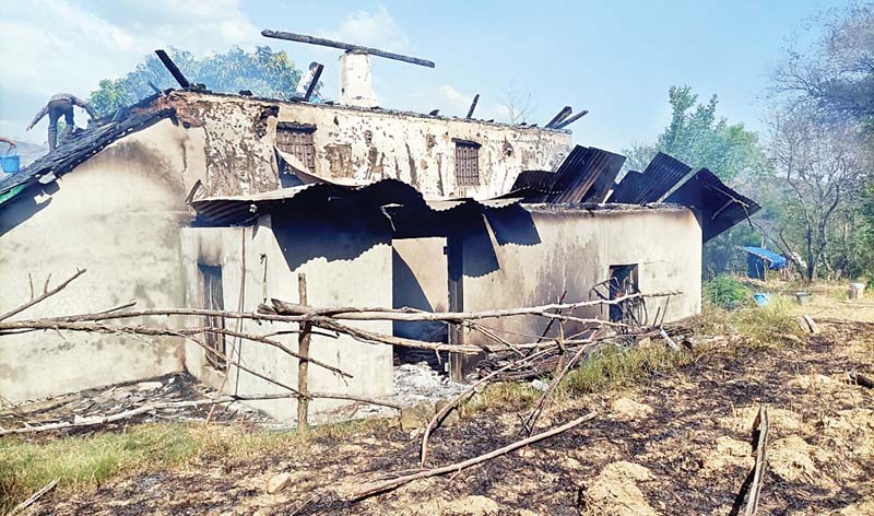 धारुन गांव में आग लगने से मकान और पशुशाला राख