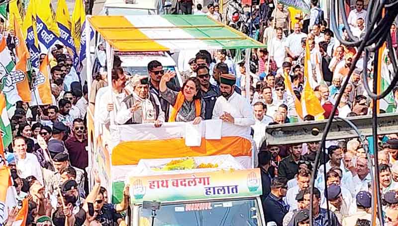 Himachal Election: प्रियंका के रोड शो ने भरा जोश, कांग्रेस महासचिव की झलक पाने को उमड़े लोग