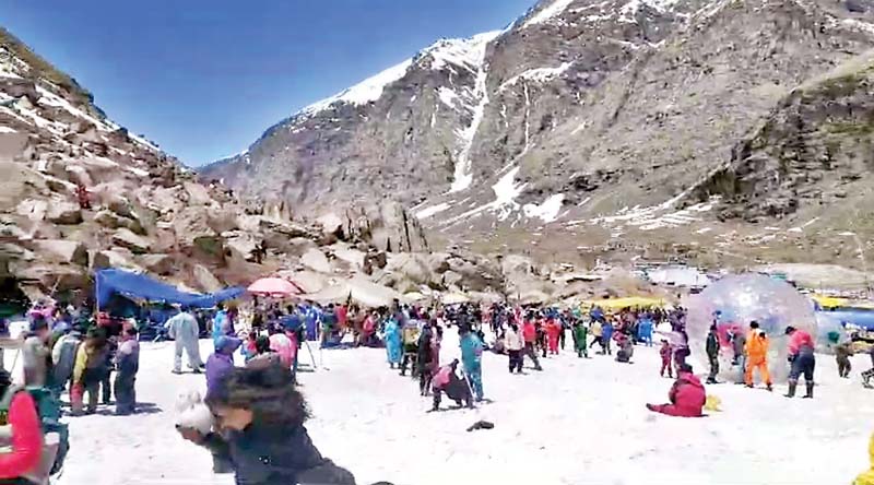 बर्फ की ओर लगी दौड़…दो दिन; 50 हजार सैलानी, लाहुल और मनाली सैलानियों से गुलजार
