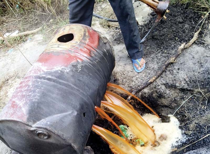 पुलिस ने जामन सुंगल में 800 लीटर लाहण की नष्ट