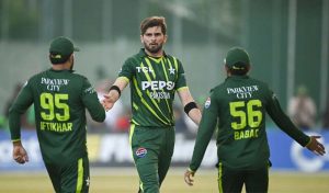 पाकिस्तान ने आयरलैंड को सात विकेट से हराया