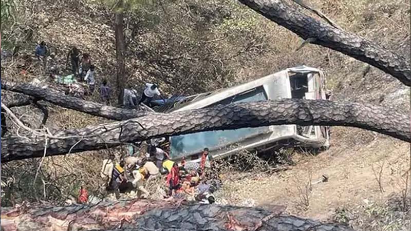 जम्मू में बड़ा हादसा, खाई में गिरी तीर्थयात्रियों से भरी बस, 15 लोगों की मौ*त, 30 अन्य घायल