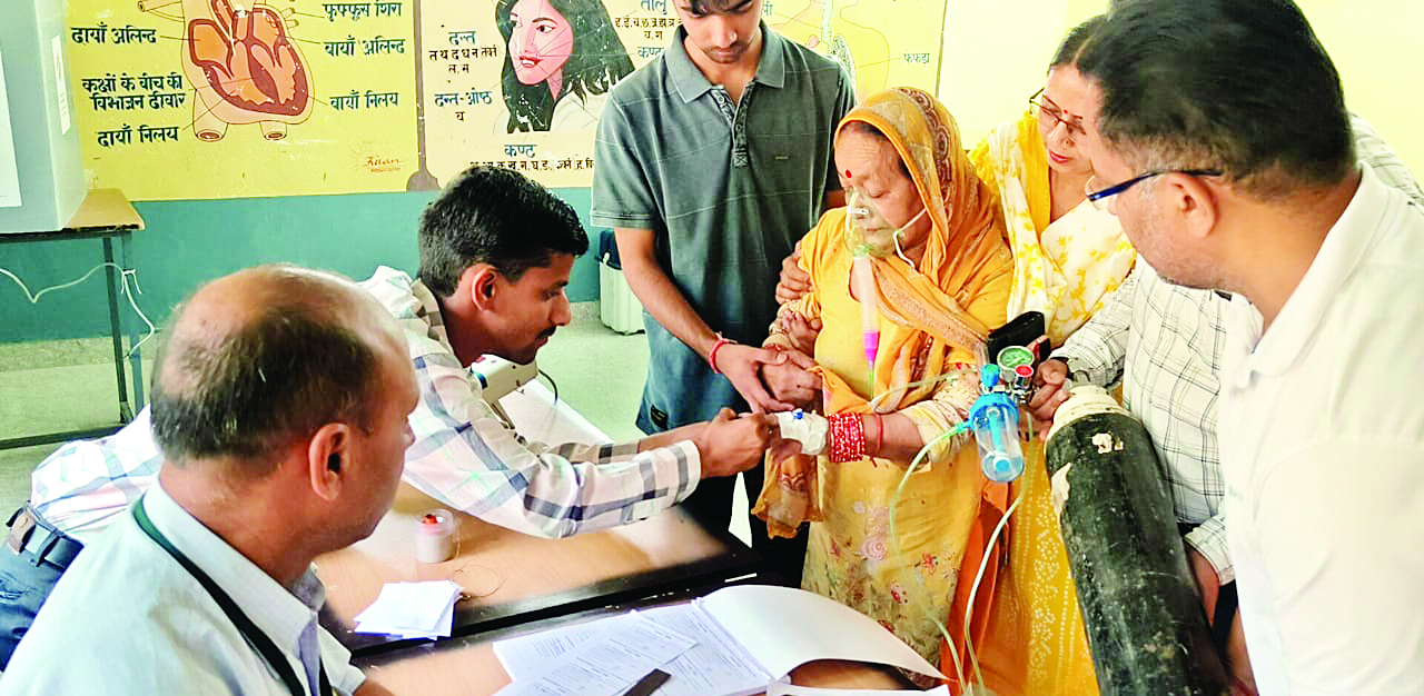 Himachal Election: विमला ने ऑक्सीजन सिलेंडर के साथ किया वोट