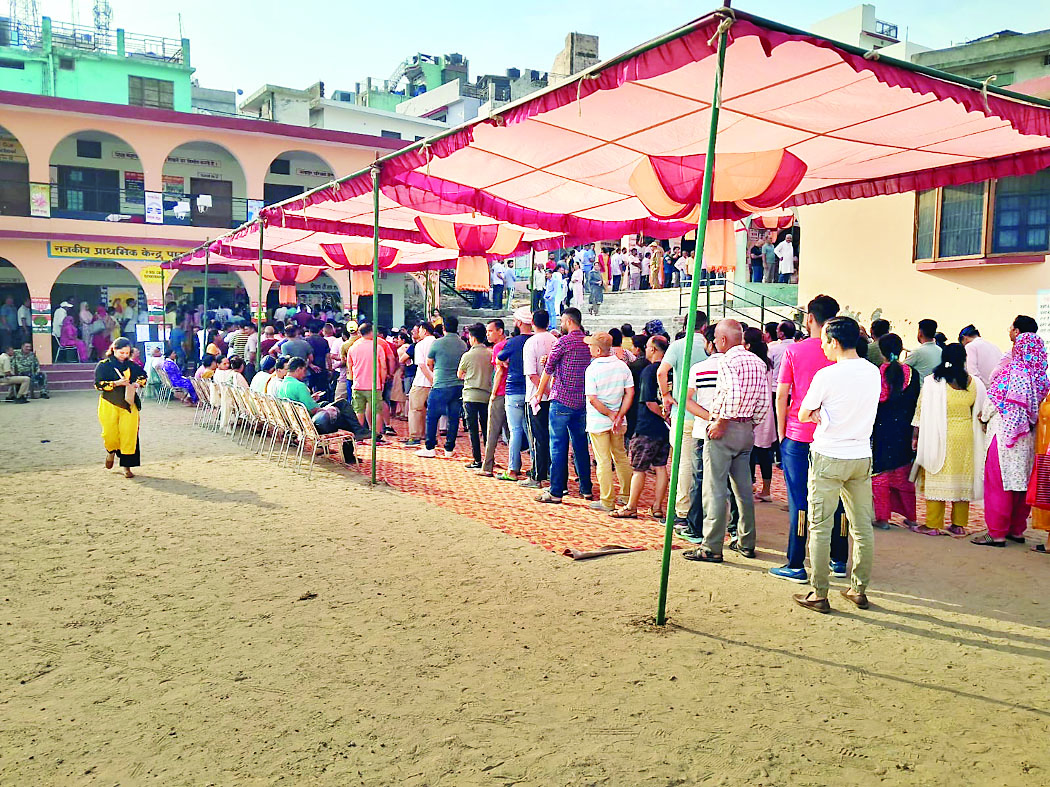 Himachal Election : वोटिंग का के्रज… बूथ खुलने से पहले लगी लाइनें