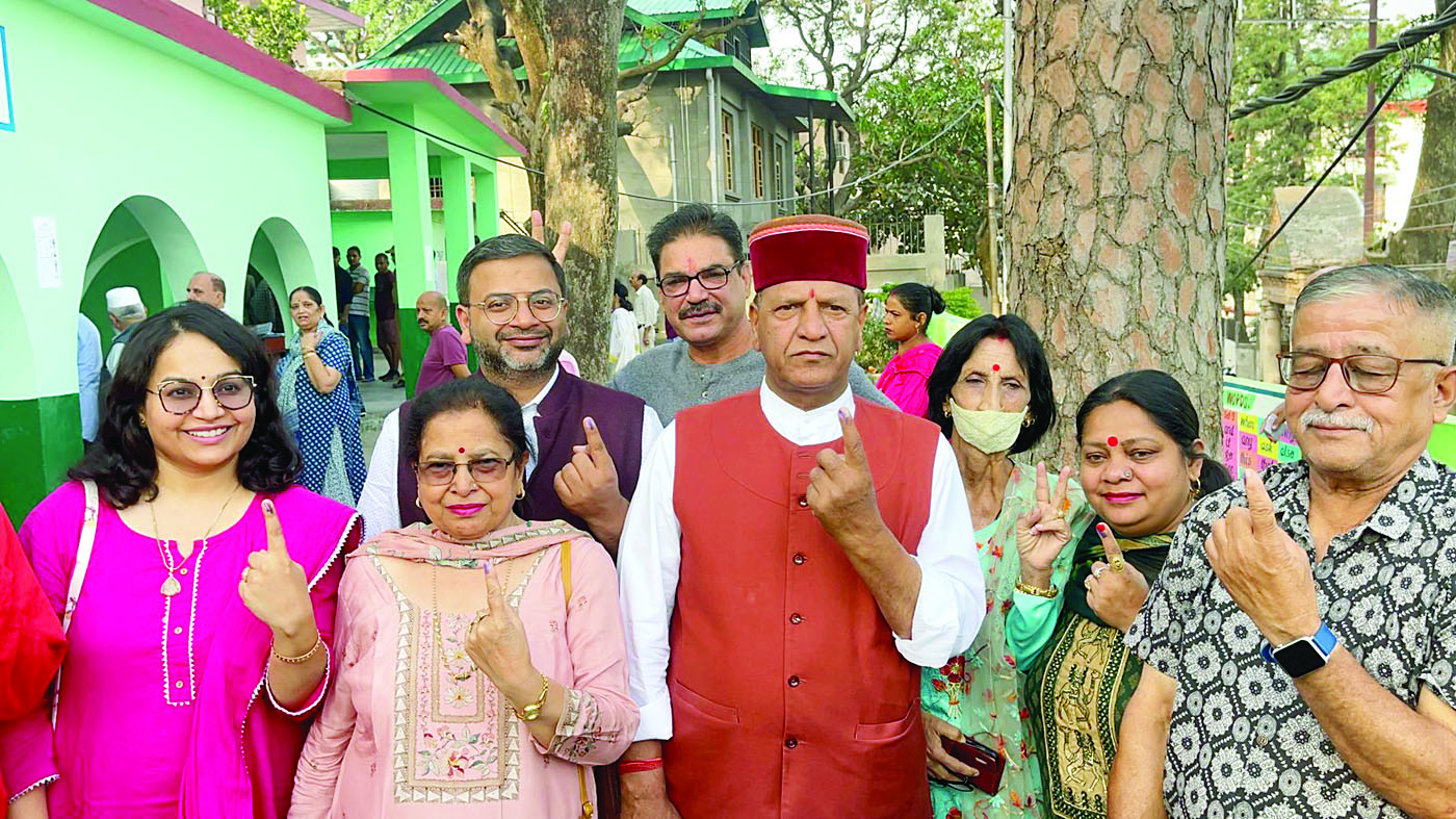 Himachal Election : बिंदल और सोलंकी ने परिवार सहित किया मतदान