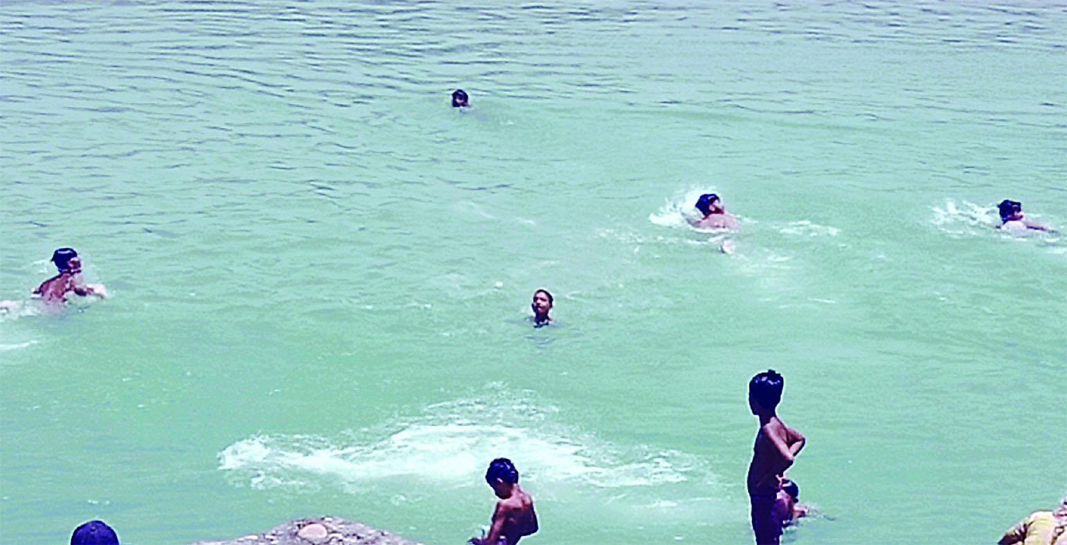 बढ़ती गर्मी से निजात के लिए यमुना में नहा रहे लोग