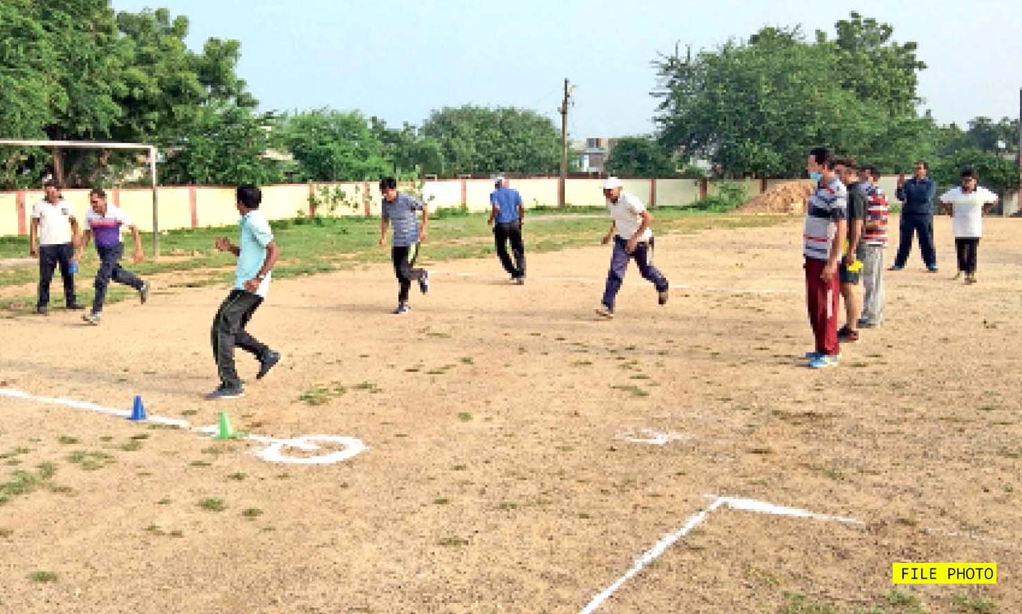 प्रशिक्षकों को नकद ईनाम क्यों नहीं दिया