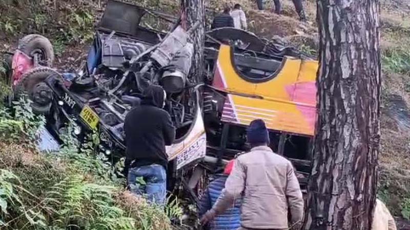 उत्तराखंड: पौड़ी में बड़ा हादसा, 100 मीटर गहरी खाई में गिरी बस, 4 की मौत, 15 घायल