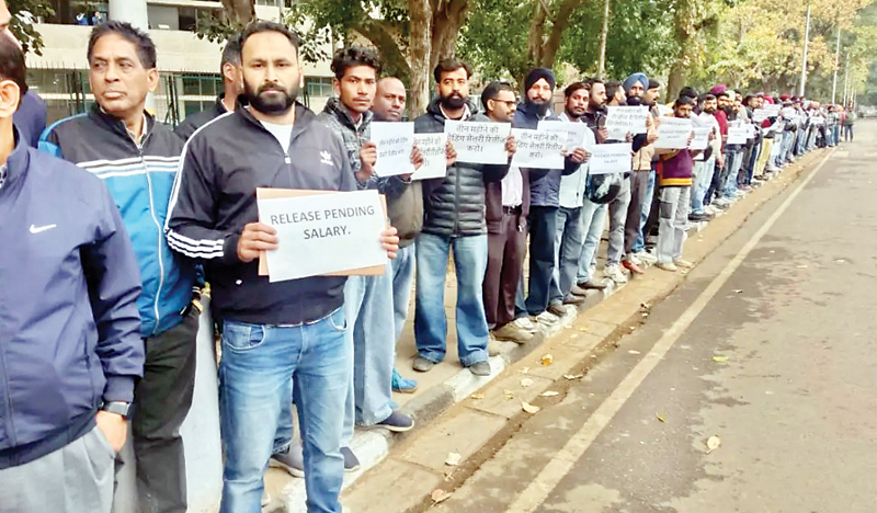 वेतन न मिलने पर भडक़े आउटसोर्स कर्मी, चंडीगढ़ में किया रोष प्रदर्शन, जल्द मांगा समाधान