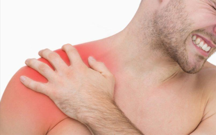 Frozen Shoulder : कंधे में अकड़न की समस्या क्यों होती है? जानें