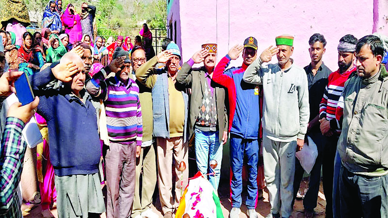 सैन्य सम्मान के साथ पूर्व सैनिक की अंत्येष्टि