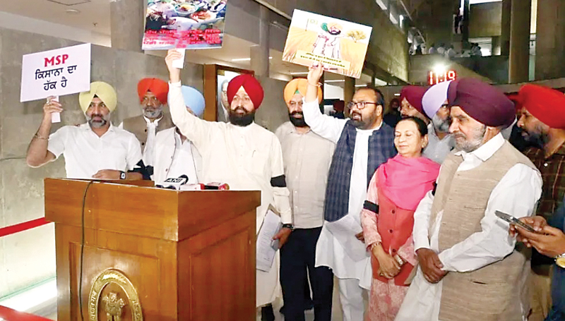 आप के बजट पर कांग्रेस का वाकआउट, विधानसभा सेशन के पहले दिन काली पट्टियां बांधकर जताया विरोध