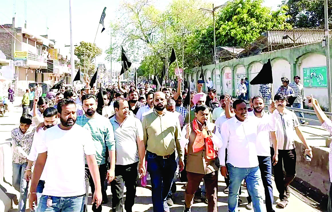 व्यापारियों ने नगर निगम अधिकारी के खिलाफ खोला मोर्चा