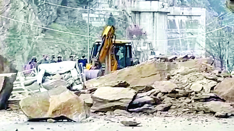 करछम में चलती गाड़ी पर गिरी चट्टानें