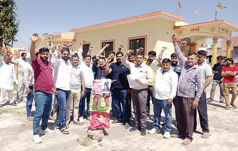 अखिल भारतीय क्षत्रिय महासभा ने खोला मोर्चा, यमुनानगर में जलाया समाजवादी पार्टी का पुतला