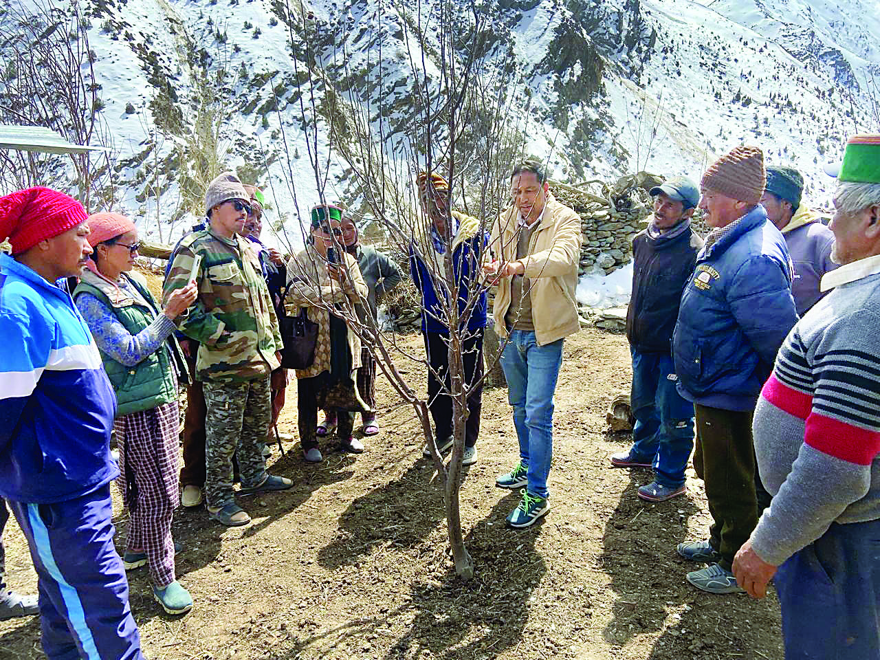 किसानों को बांटे सेब के नए पौधे और सब्जी के बीज