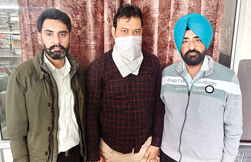 रिश्वत लेते रंगे हाथ पकड़ा पटवारी, इंतकाल करवाने के लिए मांगे थे पैसे