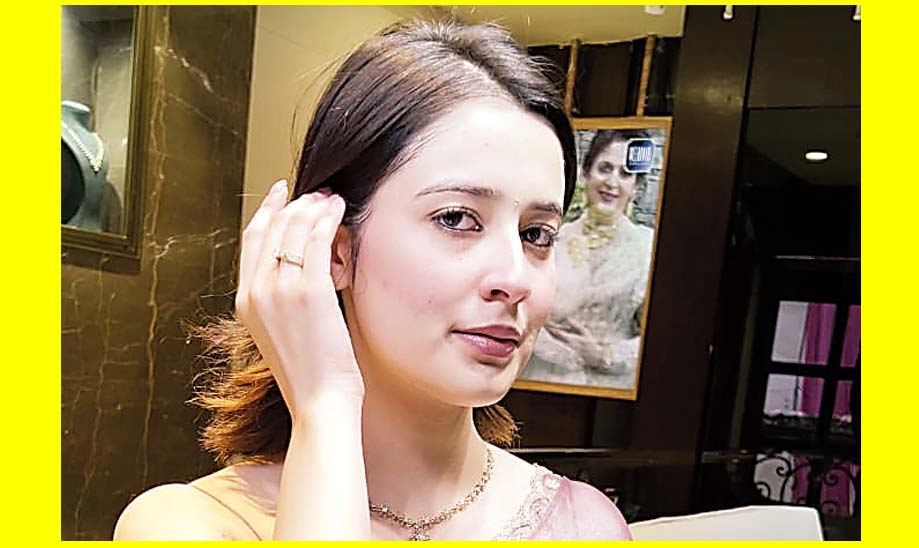 राजगढ़ की आरती ताज के लिए तैयार, सुरभि का सपना मिस यूनिवर्स के मंच तक पहुंचना