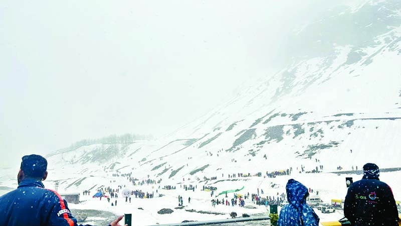 वीकेंड पर बर्फ देखने लाहुल पहुंचे हजारों सैलानी