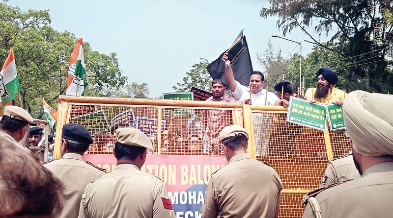 चंडीगढ़ में ईडी के खिलाफ कांग्रेस का प्रदर्शन, पुलिस ने बीच रास्ते में रोके कांग्रेस नेता, केंद्र सरकार के खिलाफ की नारेबाजी