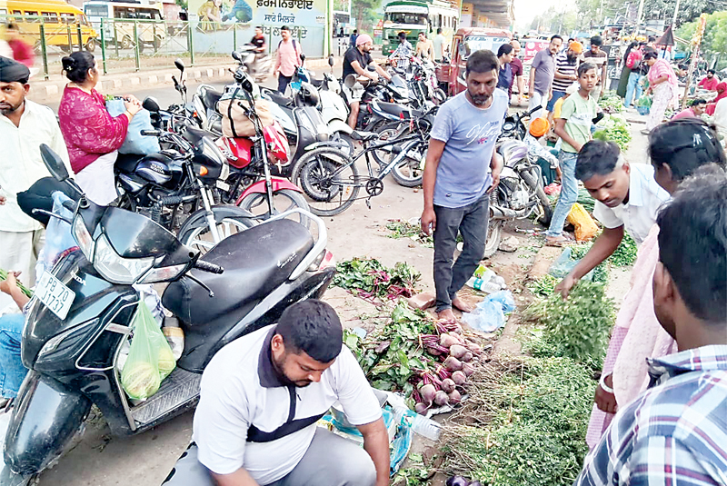 डेराबस्सी में सडक़ पर सब्जी की दुकानें लगने से अंबाला-चंडीगढ़ एनएच पर यतायात बेकाबू