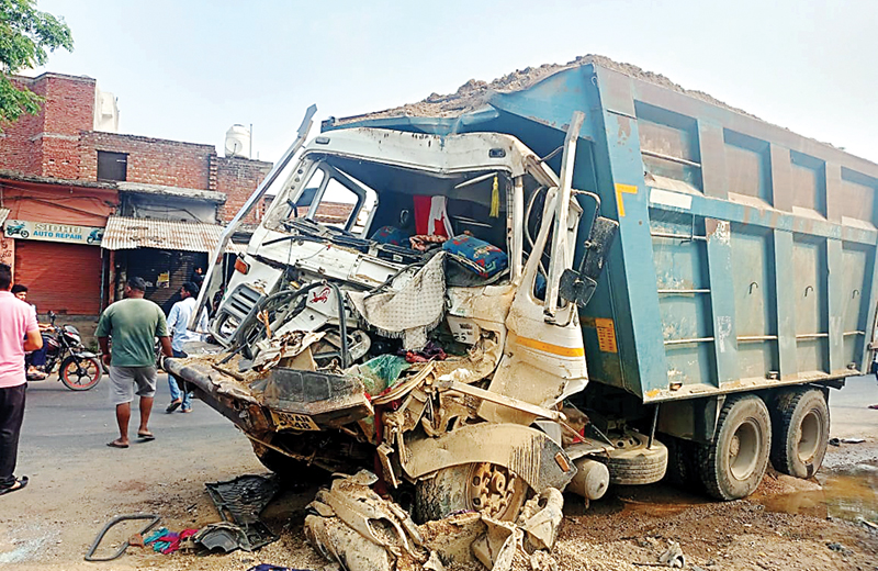 Accident : सडक़ हादसे में तीन की मौत, तेज रफ्तार टिप्पर ने स्कूटी को मारी टक्कर, मामला दर्ज