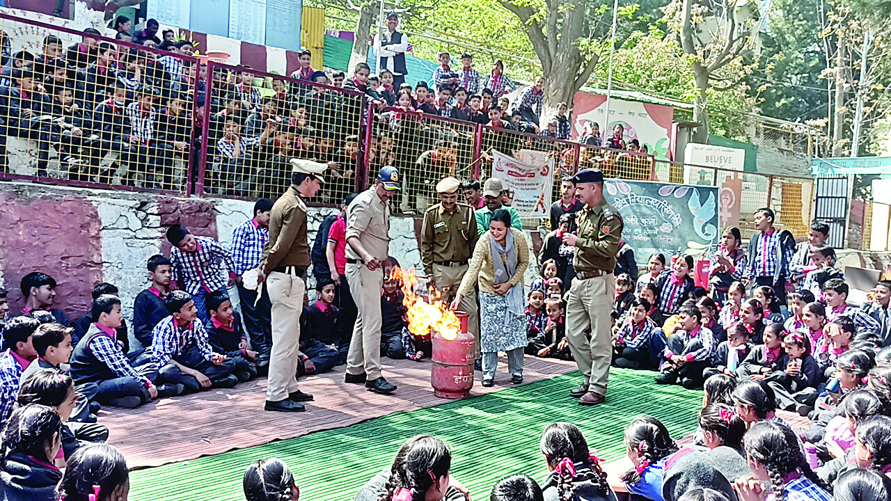 छात्रों को आपदा प्रबंधन पर दिए टिप्स