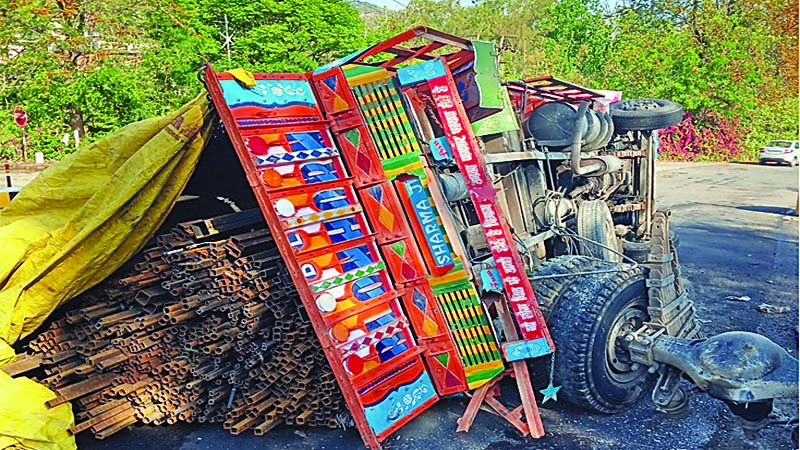 राधा स्वामी चौक पर पलटा ट्रक