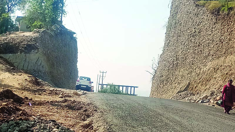ऊहल चौक पर बसों की अव्यवस्था से यात्री परेशान