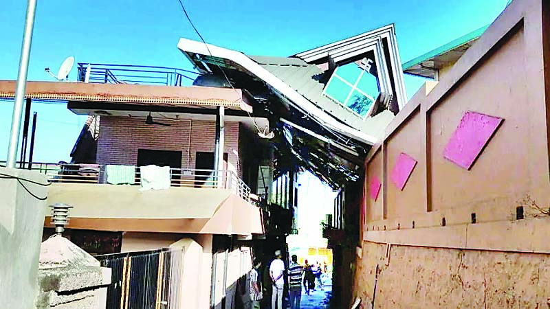 तूफान का कहर…कांगड़ा में पेड़ गिरे, उड़ी छतें