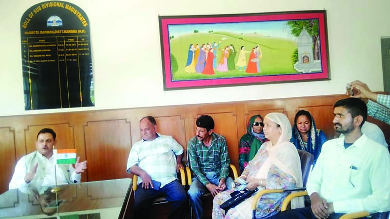 फोरलेन प्रभावितों के प्रतिनिधिमंडल एसडीएम से मिले