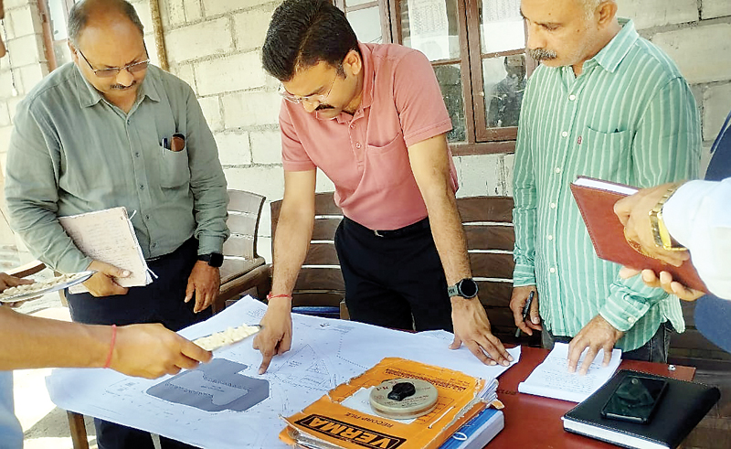 HRTC एमडी ने हमीरपुर बस स्टैंड का किया निरीक्षण, नया बस स्टैंड छह महीने में बनाने के निर्देश