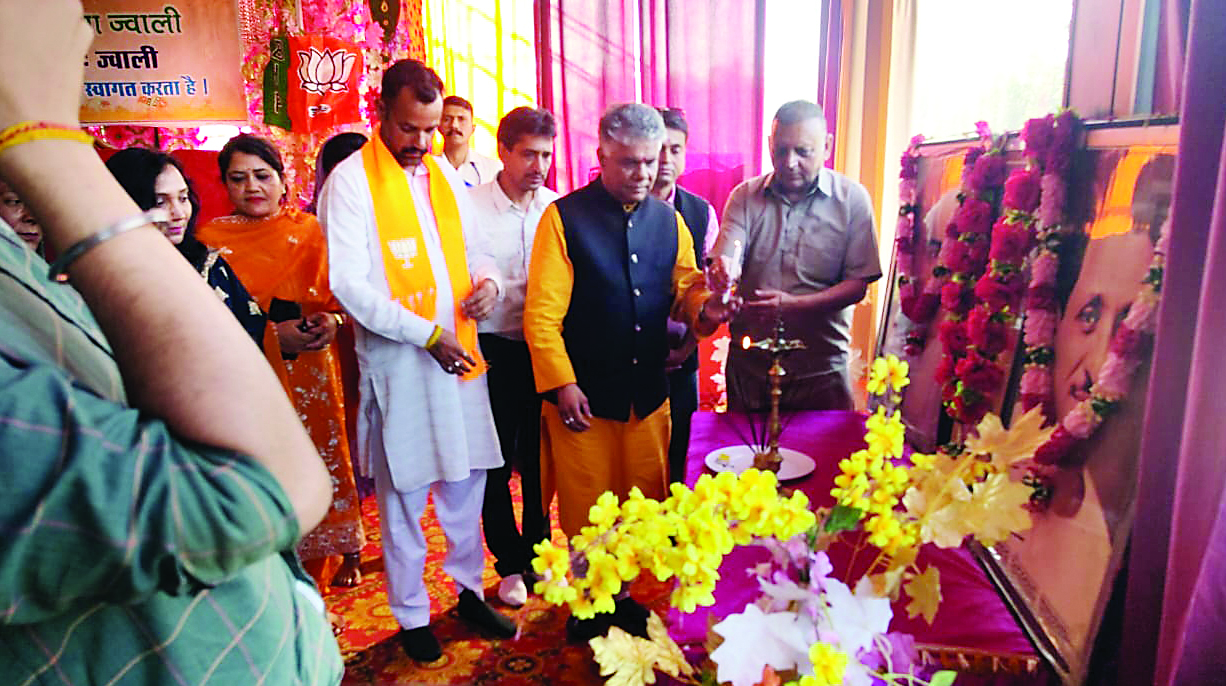 केंद्र की बैसाखियों के सहारे चल रही है प्रदेश सरकार